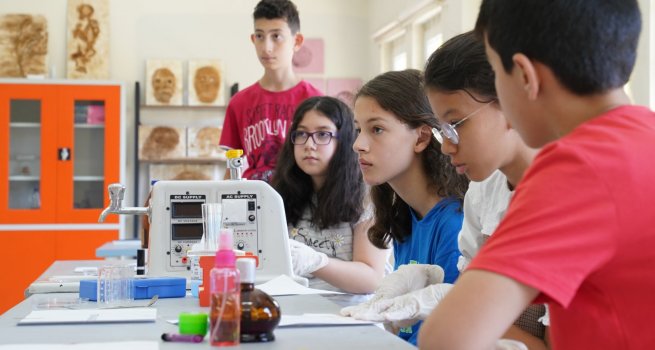 1 M?LYON ?RENC?, YAZ OKULLARINDA HEM E?LEN?YOR HEM ?REN?YOR