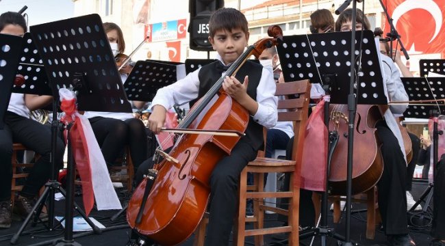 Çocuk Senfoni Orkestrası Foça'da sahne aldı