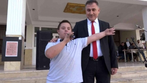 Down Sendromlu ö?renci yapt??? konu?mayla herkesi kendine hayran b?rakt?