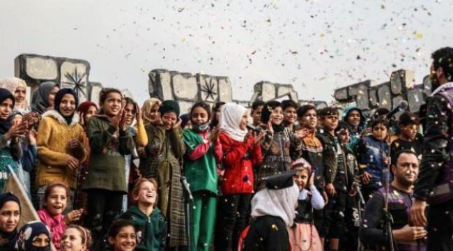 İdlib'deki çocuklar tiyatro gösterisiyle eğlendi