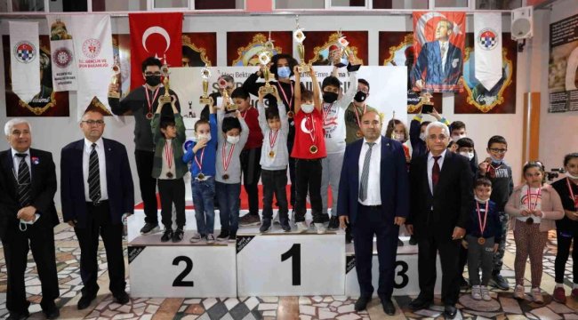 Satran� turnuvas?nda dereceye girenlere �d�lleri verildi