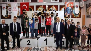 Satran turnuvas?nda dereceye girenlere dlleri verildi