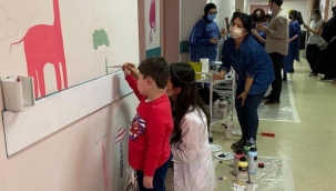 Hastanede tedavi gren ocuklar, hastane duvar?n? tuvale dn?trd