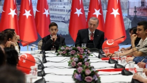 CUMHURBA?KANI ERDO?AN, BAKAN ZER VE BERABER?NDEK? DEPREMZEDE OCUKLARI KABUL ETT?