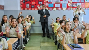 BAKAN TEK?N, GAZ?ANTEP'TE OKULLARI Z?YARET EDEREK ?RETMEN VE ?RENC?LERLE BULU?TU