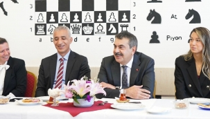 BAKAN TEK?N, HACILAR ?LK VE ORTAOKULUNU Z?YARET ETT?