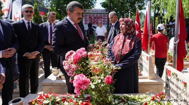 BAKAN TEK?N, 15 TEMMUZ ?EH?TLER?N? MEZARI BA?INDA ANDI