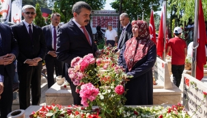 BAKAN TEK?N, 15 TEMMUZ ?EH?TLER?N? MEZARI BA?INDA ANDI