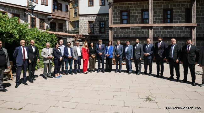M?LLÎ E??T?M BAKANI TEK?N, BASIN MENSUPLARIYLA B?R ARAYA GELD?