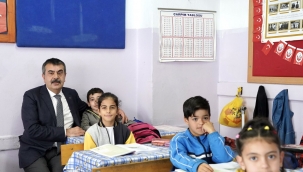 BAKAN TEK?N, HATAY'DA ?RENC?LERLE YEN? E??T?M ?RET?M YILININ ?LK DERS Z?L?N? ALDI