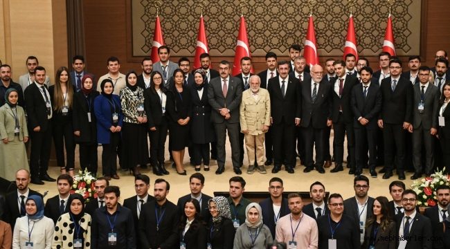 CUMHURBAŞKANI YARDIMCISI YILMAZ VE BAKAN TEKİN, MEB BURSUYLA LİSANSÜSTÜ ÖĞRENİM GÖRMEK AMACIYLA YURT DIŞINA GÖNDERİLEN ÖĞRENCİLERLE BULUŞTU