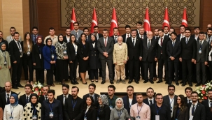 CUMHURBA?KANI YARDIMCISI YILMAZ VE BAKAN TEK?N, MEB BURSUYLA L?SANSST ?REN?M GRMEK AMACIYLA YURT DI?INA GNDER?LEN ?RENC?LERLE BULU?TU