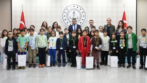 BAKAN TEK?N, ÇORUM'DAN GELEN Ö?RENC?LER? A?IRLADI