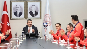 BAKAN TEK?N, DOWN SENDROMLU FUTSAL M?LL? TAKIMI'NI A?IRLADI