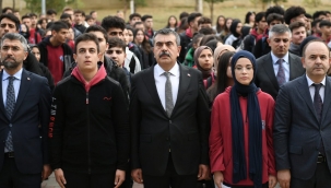 BAKAN TEK?N, ERZURUM'DA Ö?RENC?LERLE B?RL?KTE GAZZE'DEK? SALDIRILARDA ÖLEN ÇOCUKLAR ?Ç?N SAYGI DURU?UNDA BULUNDU