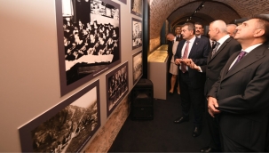 "CUMHUR?YET?N 100. YILINDA E??T?MDEN ?ZLER" SERG?S? Z?YARETÇ?LER?N? A?IRLIYOR