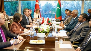 BAKAN TEK?N, MALD?VLER CUMHURBA?KANI MU?ZZU ?LE GR?T