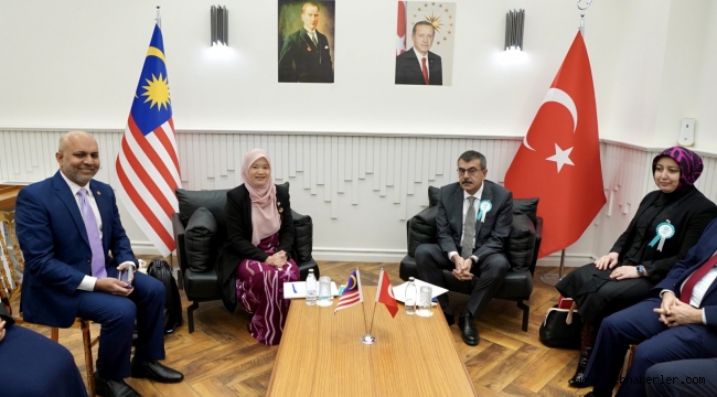 BAKAN TEKİN, MALEZYALI MEVKİDAŞI FADHLİNA BİNTİ SİDEK İLE GÖRÜŞTÜ