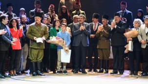 BAKAN TEK?N, M?LL MCADELEY? ANLATAN "CUMHUR?YETE DO?RU" ADLI T?YATRO OYUNUNUN GALA GSTER?M?NE KATILDI