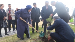 BAKAN YARDIMCISI ÖKTEN ?LE ?EH?T Ö?RETMENLER?N YAKINLARI, "100. YIL E??T?M ORMANI"NA F?DAN D?KT?