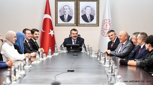 BAKAN TEK?N, S?VAS'TAN GELEN Ö?RENC? VE Ö?RETMENLER? A?IRLADI