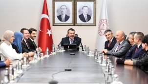 BAKAN TEK?N, S?VAS'TAN GELEN Ö?RENC? VE Ö?RETMENLER? A?IRLADI