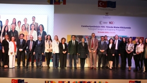 "CUMHUR?YET?M?Z?N 100. YILINDA B?Z?M H?KYEM?Z FOTO?RAF SERG?S?" AILDI