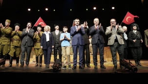 MEB TARAFINDAN SAHNEYE KONULAN "CUMHUR?YETE DO?RU" OYUNU, ?STANBUL'DA ?ZLEY?C?YLE BULU?TU