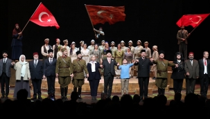 9 ?LDE 12 KEZ PERDELER?N? AAN "CUMHUR?YETE DO?RU", ?ZLEY?C?DEN AYAKTA ALKI? ALIYOR