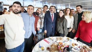 BAKAN TEK?N, GEM?DE ?RETMENLERLE BULU?TU