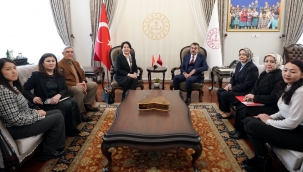 BAKAN TEK?N, KIRGIZ?STANLI MEVK?DA?I KEND?RBAEVA ?LE B?R ARAYA GELD?