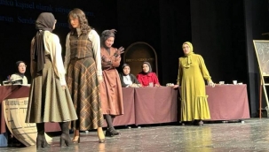 ANADOLU ?MAM HAT?P L?SES? ?RENC?LER?, ?NG?L?ZCE T?YATRO SAHNELED?