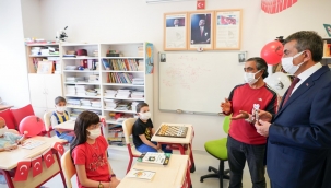 BAKAN TEK?N, 23 N?SAN DOLAYISIYLA, HASTANEDE TEDAV? GREN OCUKLARI Z?YARET ETT?