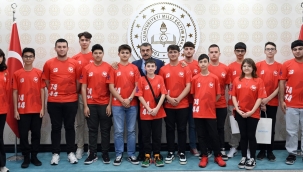 BAKAN TEK?N, BORUSAN ASIM KOCABIYIK ROBOT TAKIMINI A?IRLADI