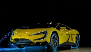 Bu otomobil grenleri ?a?k?na evirdi! Dans ediyor, z?pl?yor...