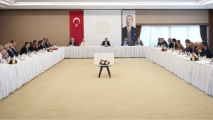 BAKAN TEK?N, E??T?M SEND?KALARIYLA B?R ARAYA GELD?