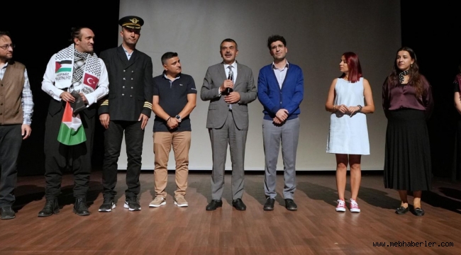 BAKAN TEK?N, "BEN B?R Ö?RETMEN?M" ADLI T?YATRO GÖSTER?S?N? ?ZLED?