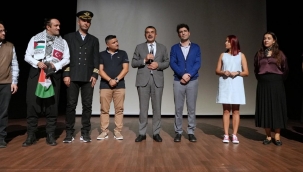 BAKAN TEK?N, "BEN B?R Ö?RETMEN?M" ADLI T?YATRO GÖSTER?S?N? ?ZLED?