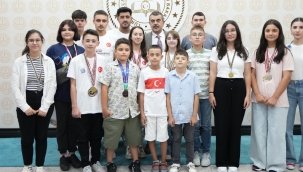 BAKAN TEK?N, DÜNYA ?AMP?YONU TÜRK M?LLÎ B?LG?SAYAR KLAVYE TAKIMI'NI KABUL ETT?