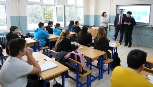 BAKAN TEKİN, ÖĞRENCİ MECLİSİ BAŞKANI SEÇİLEN GENCİN DAVETİ ÜZERİNE OKULU ZİYARET ETTİ