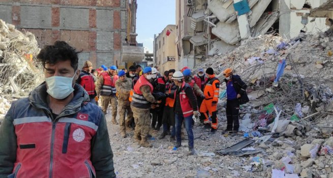 5 B?N K???L?K MEB AKUB EK?B?, DEPREM BLGES?NDE CAN KURTARMAK ??N ARALIKSIZ ALI?IYOR