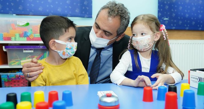 5 YA? GRUBUNDA OKULLA?MA ORANI Y�ZDE 85'E Y�KSELD?