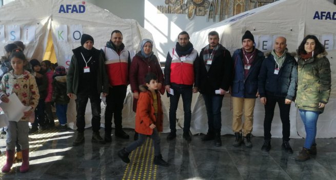 M?LL E??T?M BAKANLI?I DEPREM BLGES?NDE YARALARI SARMAK ??N VAR GCYLE ALI?IYOR