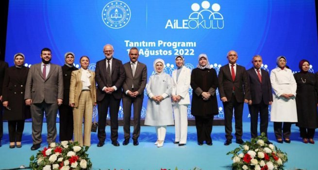 A?LE OKULU PROJES? EM?NE ERDO?AN VE BAKAN ZER'?N KATILDI?I PROGRAMLA KAMUOYUNA TANITILDI