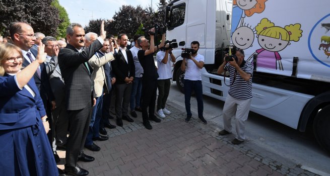 ANAOKULU VE ANA SINIFLARI ??N HAZIRLANAN E??T?M MATERYALLER?N? TA?IYAN TIRLAR YOLA IKTI