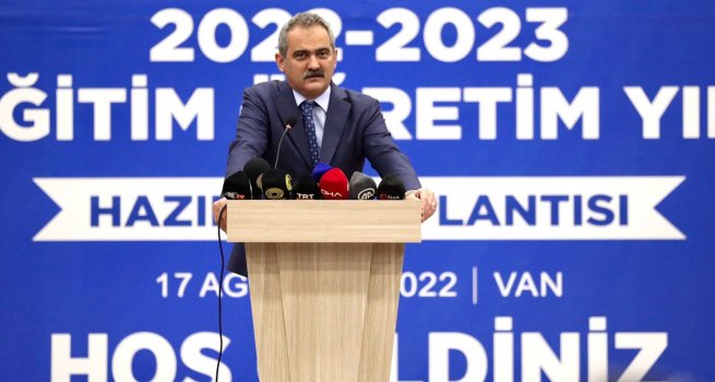 BAKAN ZER, 2022-2023 E??T?M ?RET?M YILI HAZIRLIK TOPLANTISINDA VAN'DAK? OKUL MDRLER?YLE B?R ARAYA GELD?