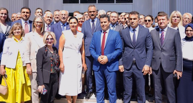 BAKAN ZER, 2022-2023 E??T?M ?RET?M YILI HAZIRLIKLARI KAPSAMINDA ?ZM?R'DEK? OKUL MDRLER?YLE B?R ARAYA GELD?