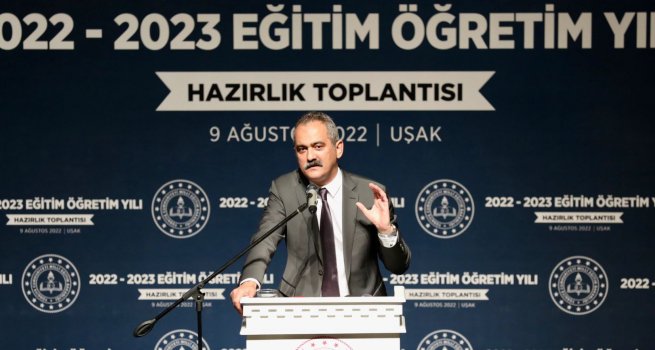 BAKAN ZER, 2022-2023 E??T?M ?RET?M YILI HAZIRLIKLARI KAPSAMINDA U?AK'TAK? OKUL MDRLER?YLE B?R ARAYA GELD?