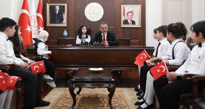 BAKAN �ZER, 23 N?SAN ULUSAL EGEMENL?K VE �OCUK BAYRAMI DOLAYISIYLA 81 ?L? TEMS?LEN GELEN �OCUKLARI KABUL ETT?