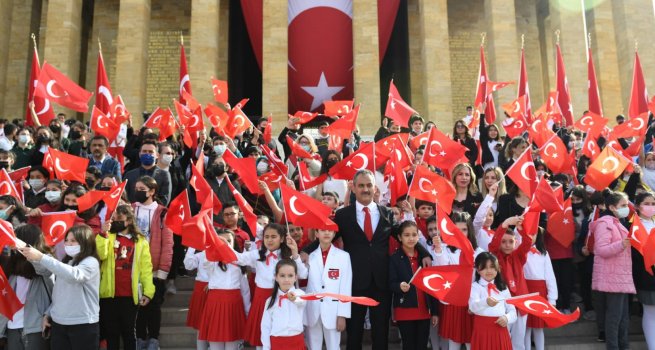 BAKAN ZER, 23 N?SAN'DA OCUKLARLA ATA'NIN HUZURUNA IKTI